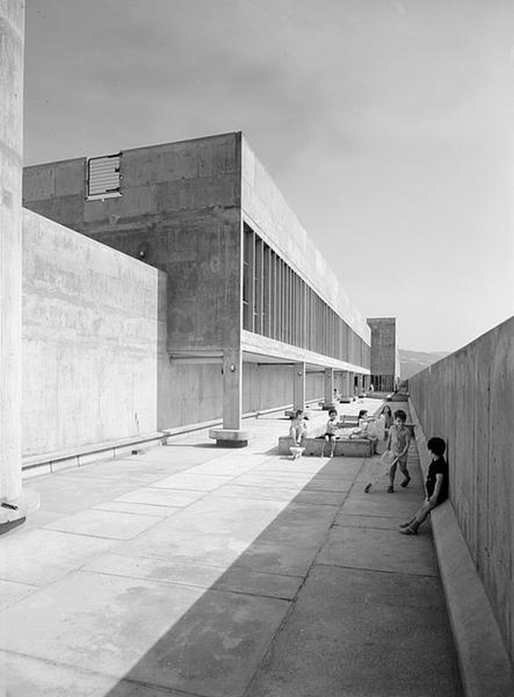 Firminy-vert : unité d'habitation Le Corbusier, école maternelle, enfants dans la cour de récréation du toit-terrasse