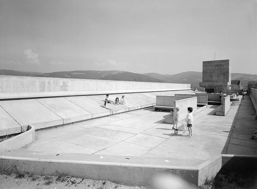 Firminy-vert : unité d'habitation Le Corbusier, école maternelle, enfants dans la cour de récréation du toit-terrasse