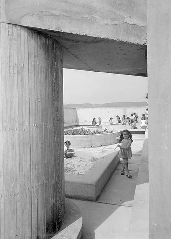 Firminy-vert : unité d'habitation Le Corbusier, école maternelle, enfants dans la cour de récréation du toit-terrasse