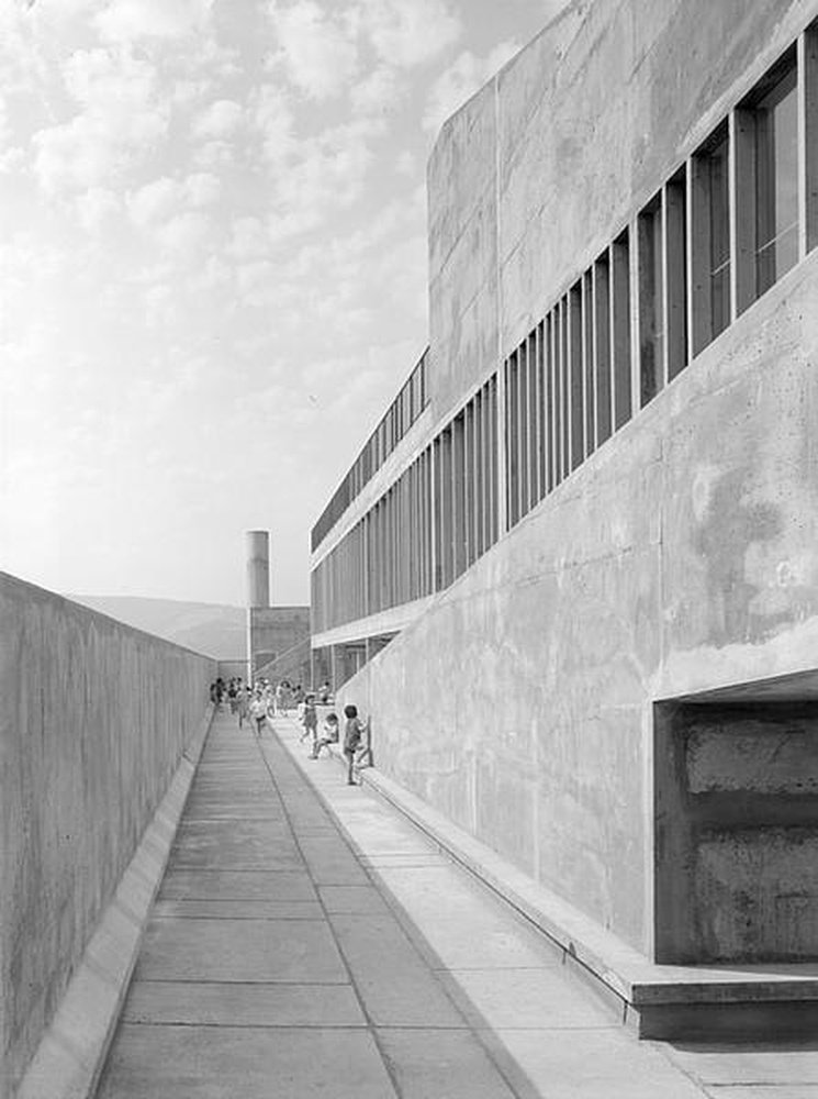 Firminy-vert : unité d'habitation Le Corbusier, école maternelle, enfants dans la cour de récréation du toit-terrasse