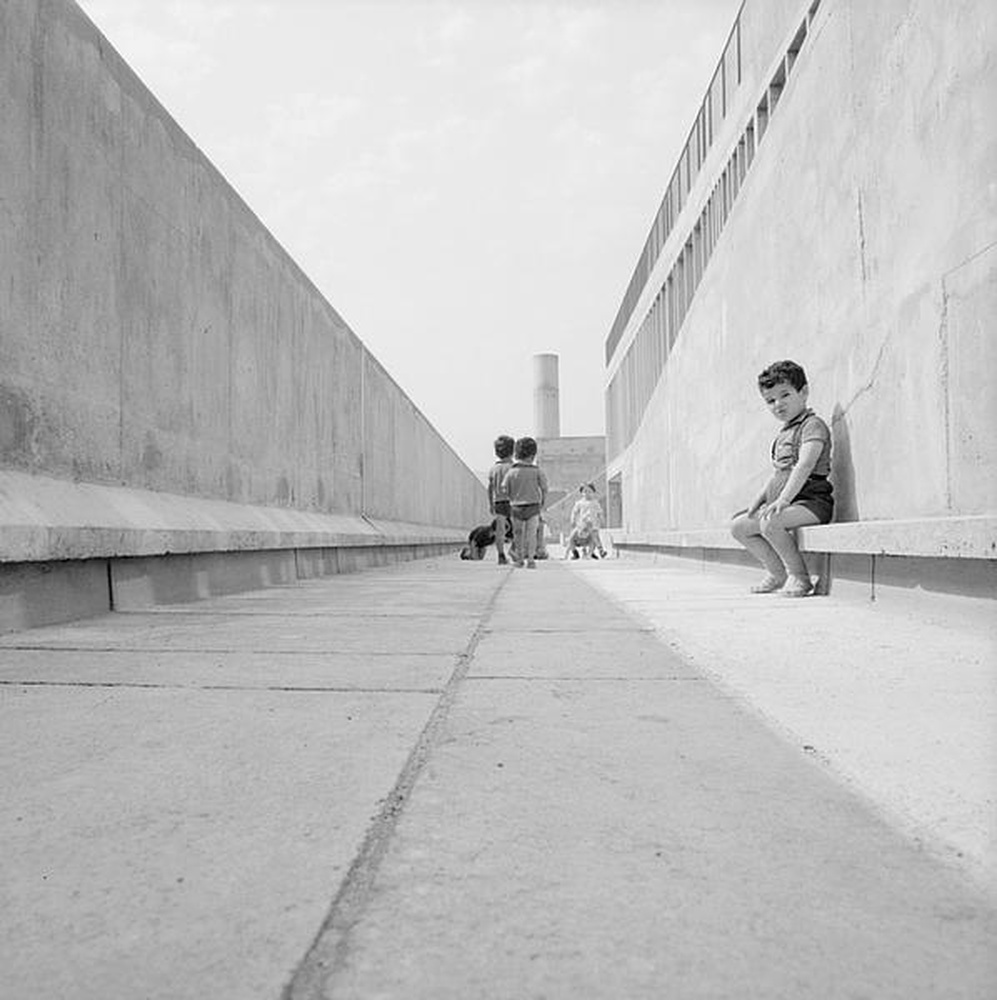 Firminy-vert : unité d'habitation Le Corbusier, école maternelle, enfants dans la cour de récréation du toit-terrasse