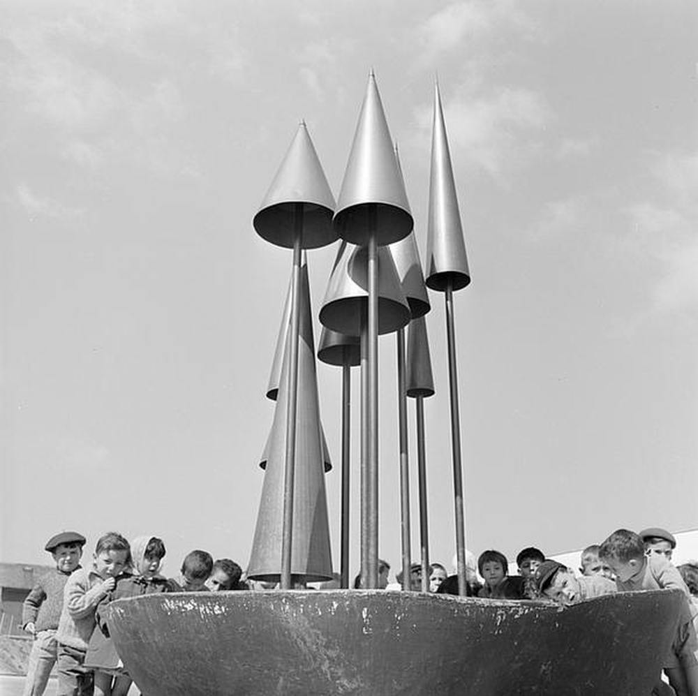 Firminy-Vert : école maternelle des Noyers (Marcel Roux), enfants groupés autour de la sculpture d'Alicia Penalba