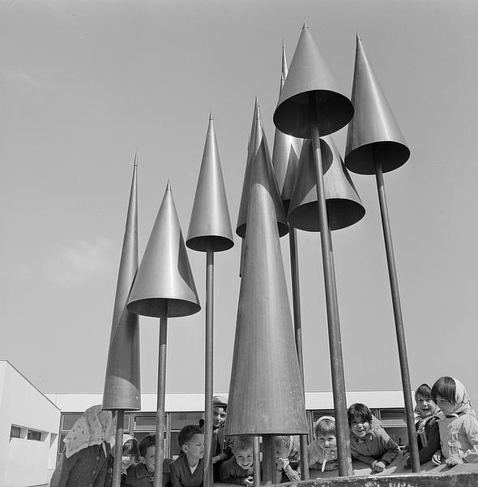 Firminy-Vert : école maternelle des Noyers (Marcel Roux), enfants groupés devant la sculpture d'Alicia Penalba