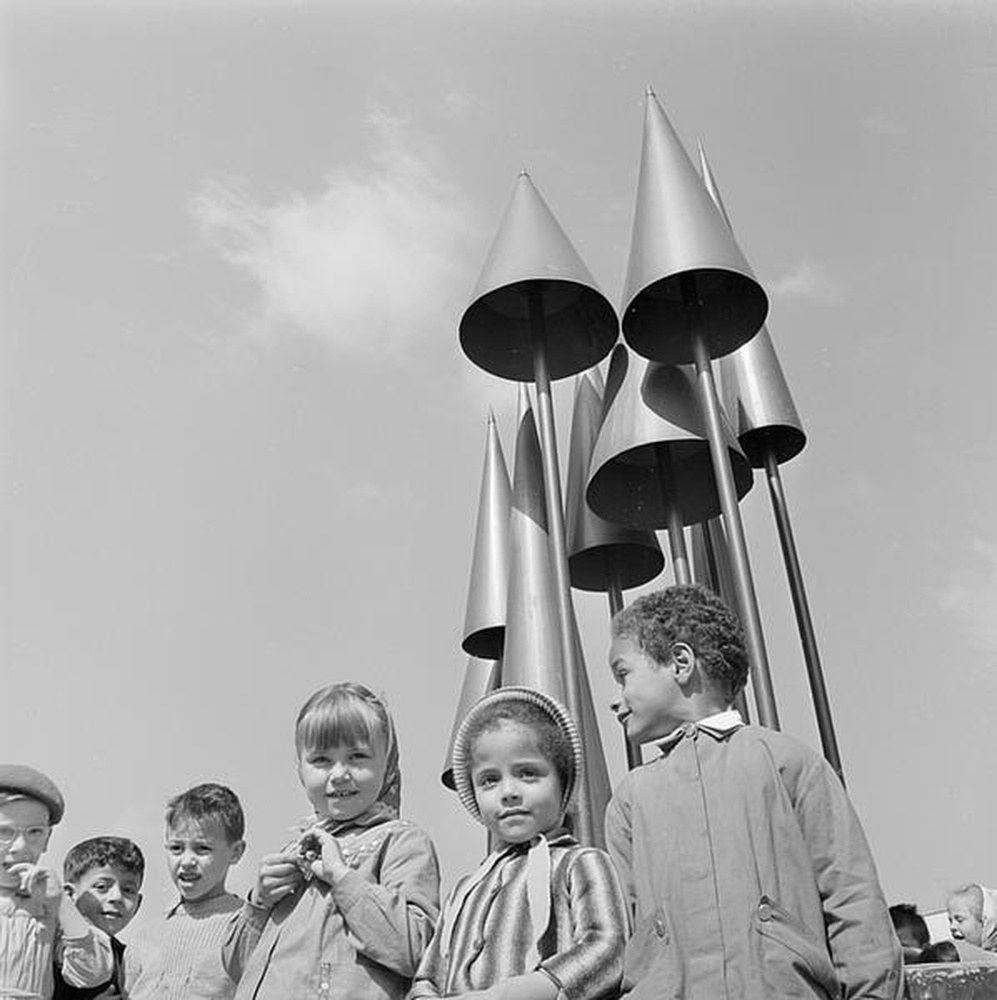 Firminy-Vert : école maternelle des Noyers (Marcel Roux), enfants posant devant la sculpture d'Alicia Penalba