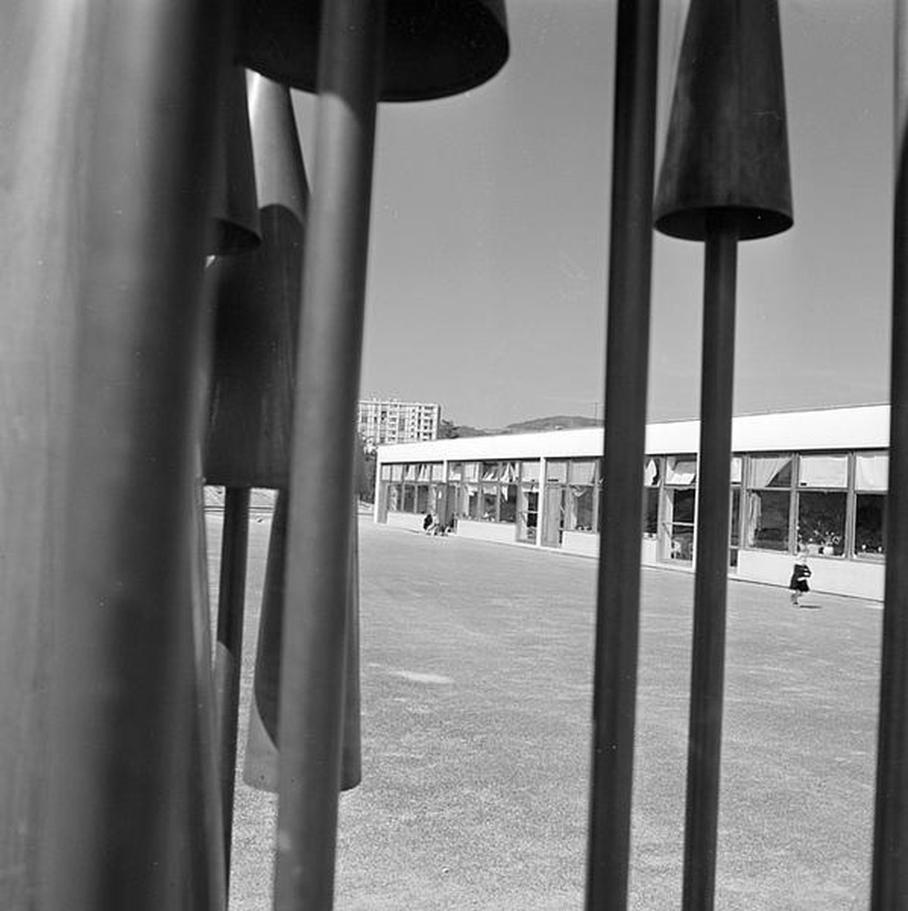 Firminy-Vert : école maternelle des Noyers (Marcel Roux), vue de l'école au travers de la sculpture d'Alicia Penalba