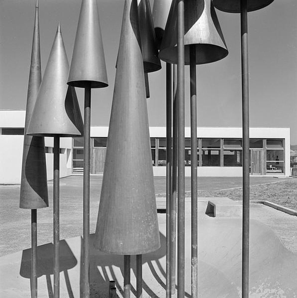 Firminy-Vert : école maternelle des Noyers (Marcel Roux), vue partielle de la sculpture d'Alicia Penalba devant l'école