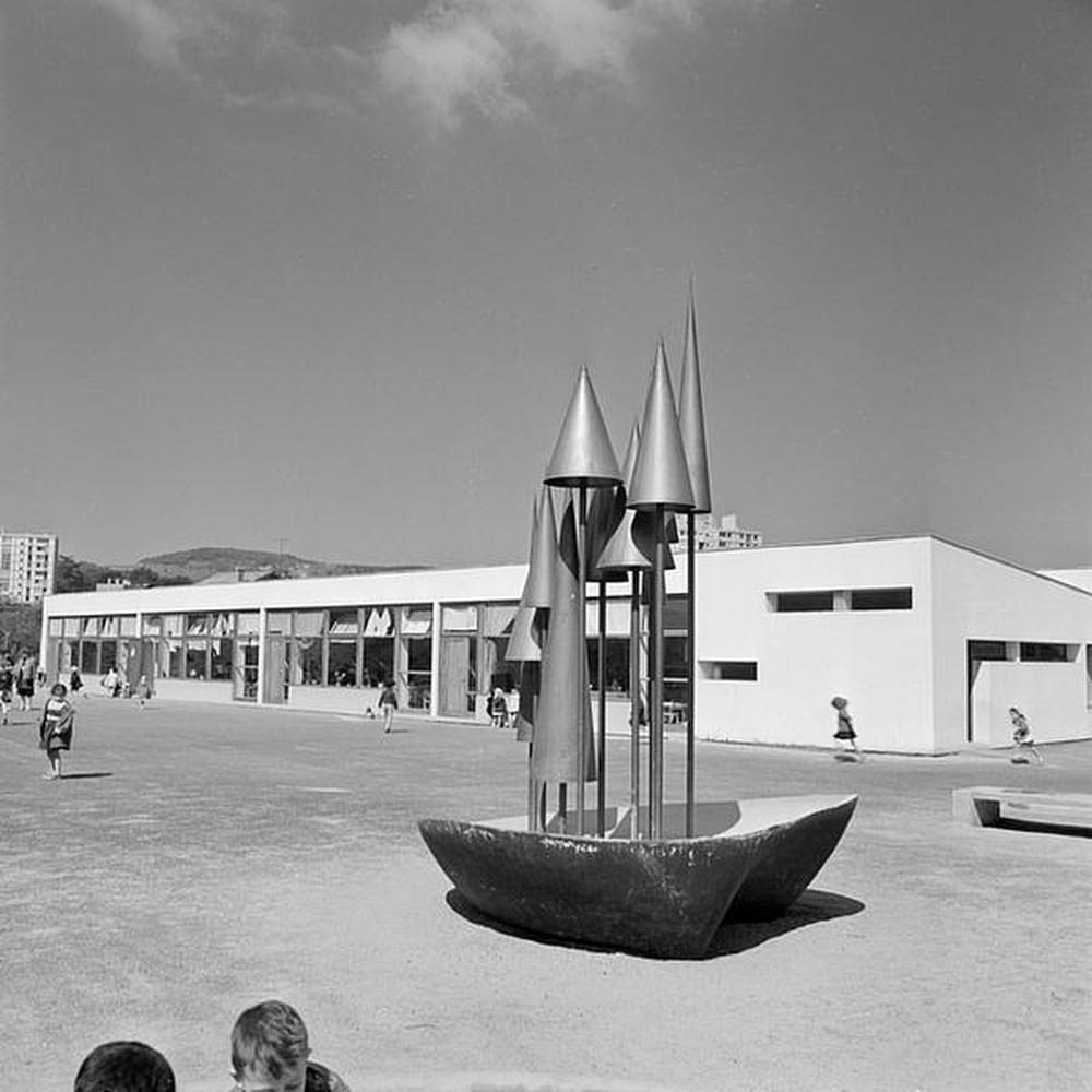 Firminy-Vert : école maternelle des Noyers (Marcel Roux), vue globale de l'école et de la sculpture d'Alicia Penalba