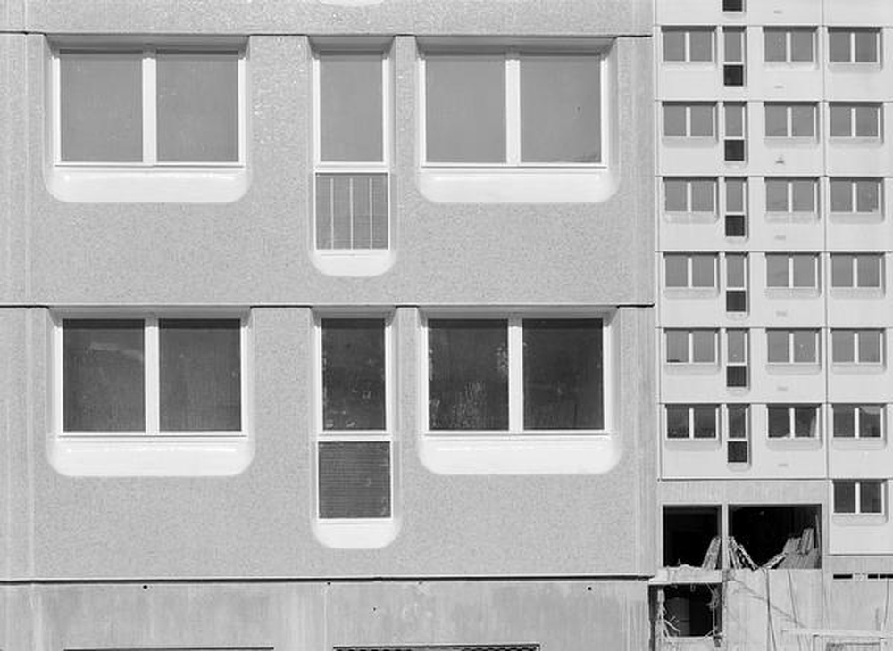 Firminy : Quartier Layat, route de Roche, vue de façades du foyer Sonacotra et d'une tour en construction