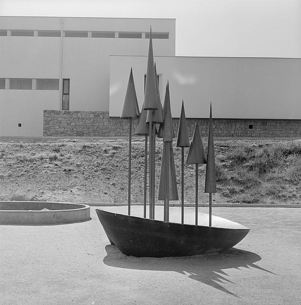 Firminy-Vert : école maternelle des Noyers (Marcel Roux), aire de jeux avec la sculpture d'Alicia Penalba