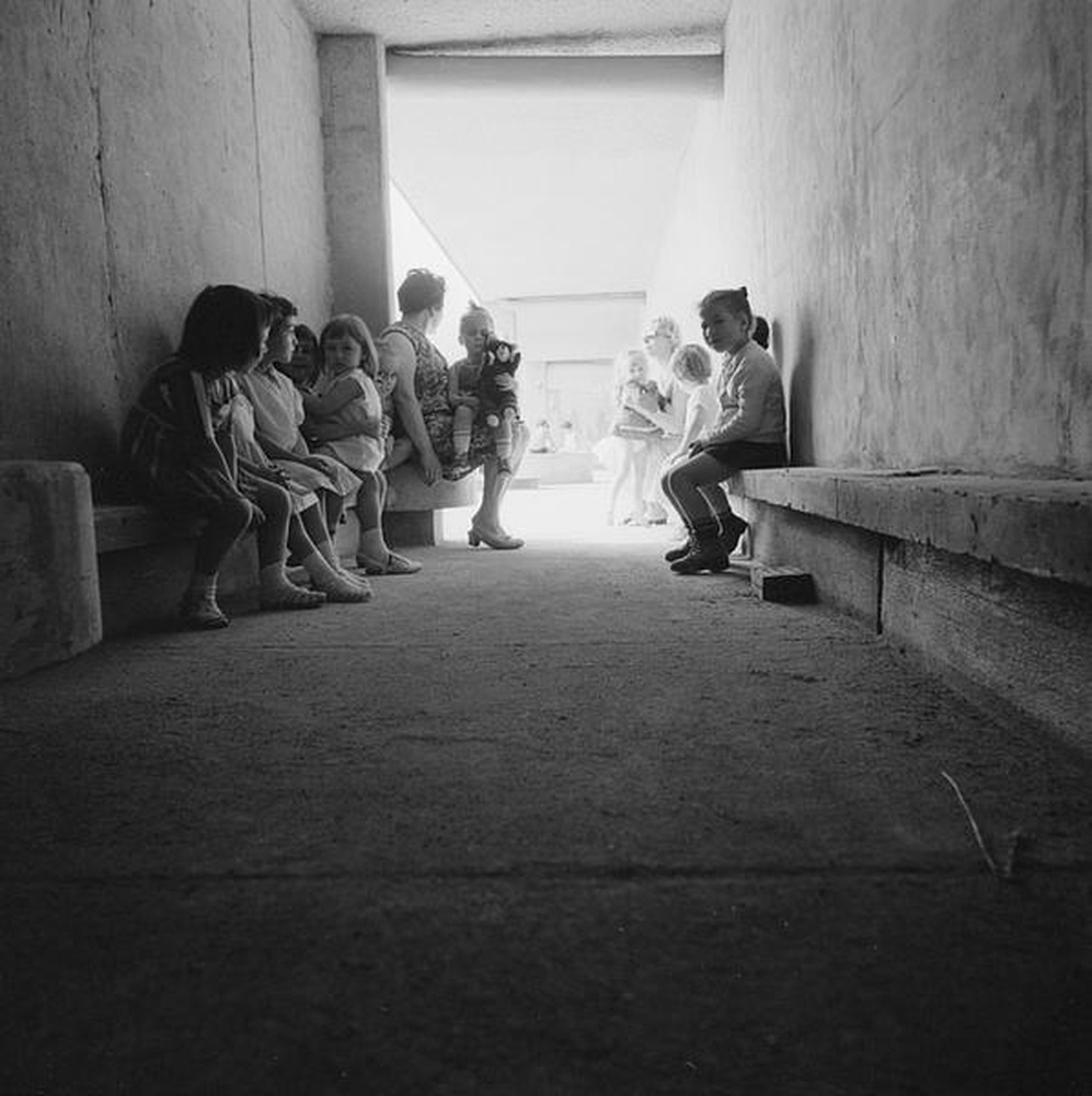 Firminy-vert : unité d'habitation Le Corbusier, école maternelle, enfants dans la cour de récréation du toit-terrasse