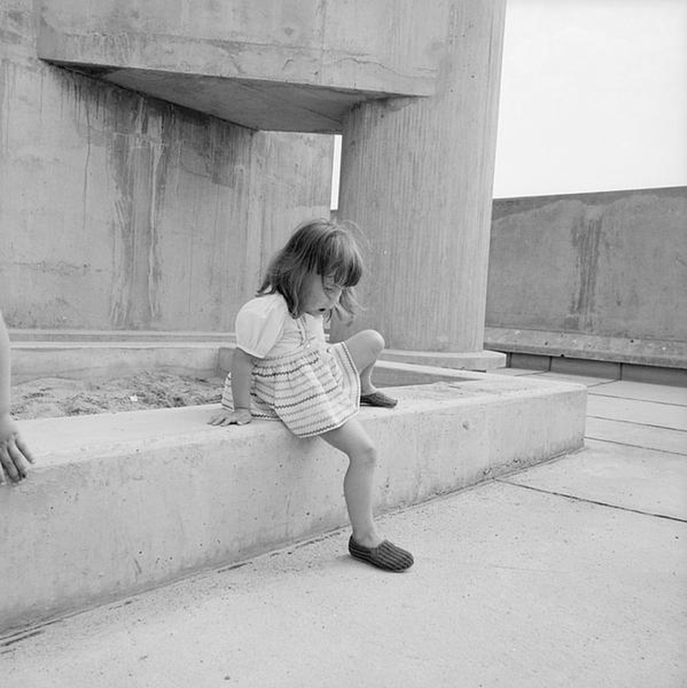 Firminy-vert : unité d'habitation Le Corbusier, école maternelle, fillette dans la cour de récréation du toit-terrasse