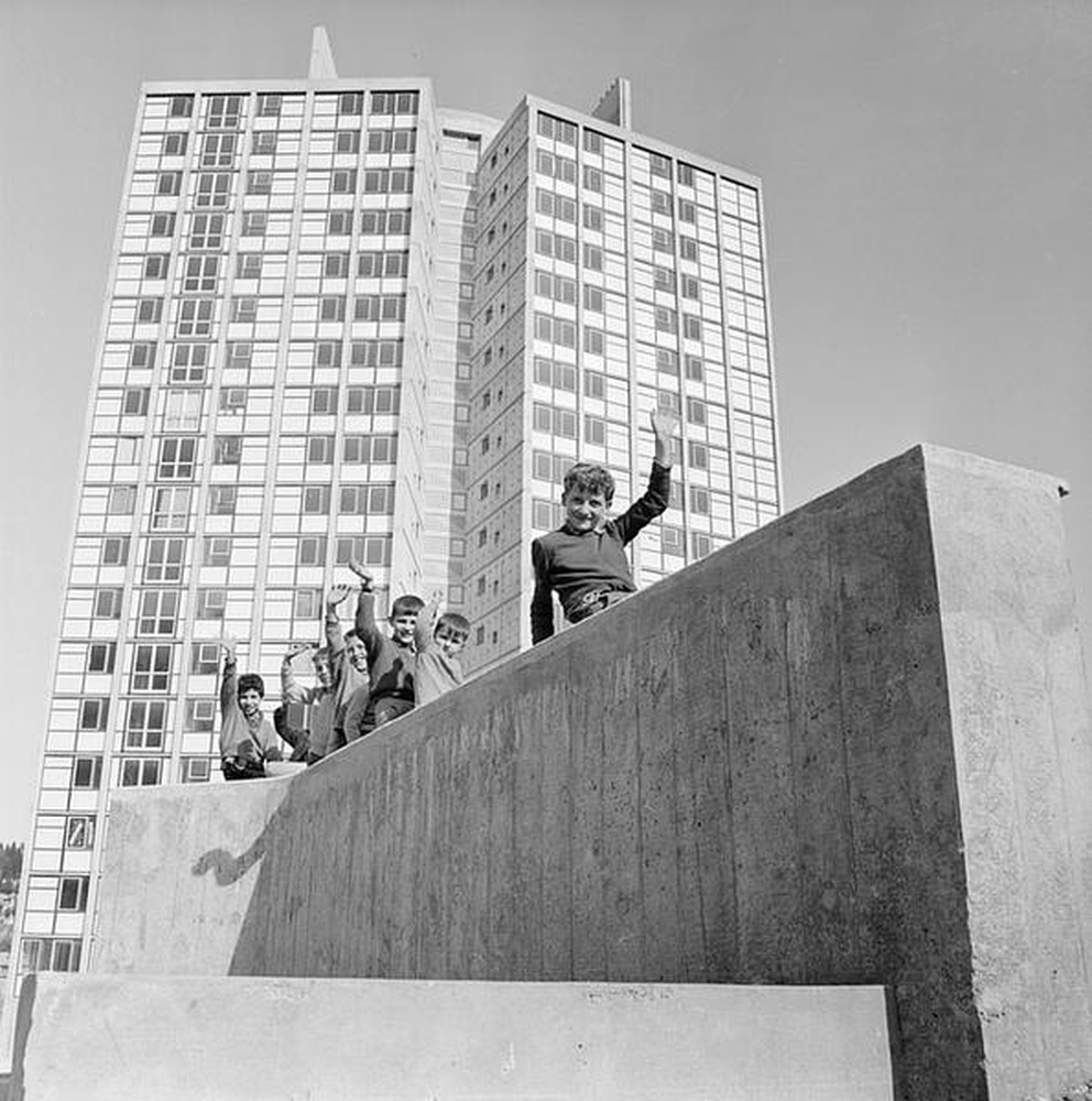 Firminy-vert : la tour Sive (André Sive), jeunes garçons saluant sur les toits des garages