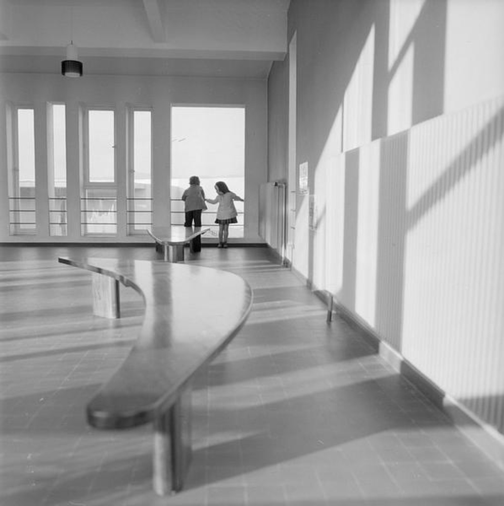 Firminy-vert : école maternelle des Noyers (Marcel Roux), grande salle, deux enfants dans le fond regardant vers l'extérieur