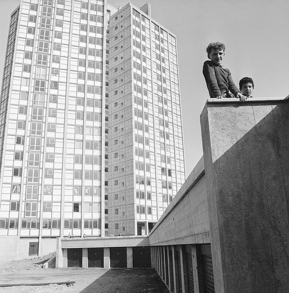 Firminy-vert : la tour Sive (André Sive), jeunes garçons sur les toits des garages