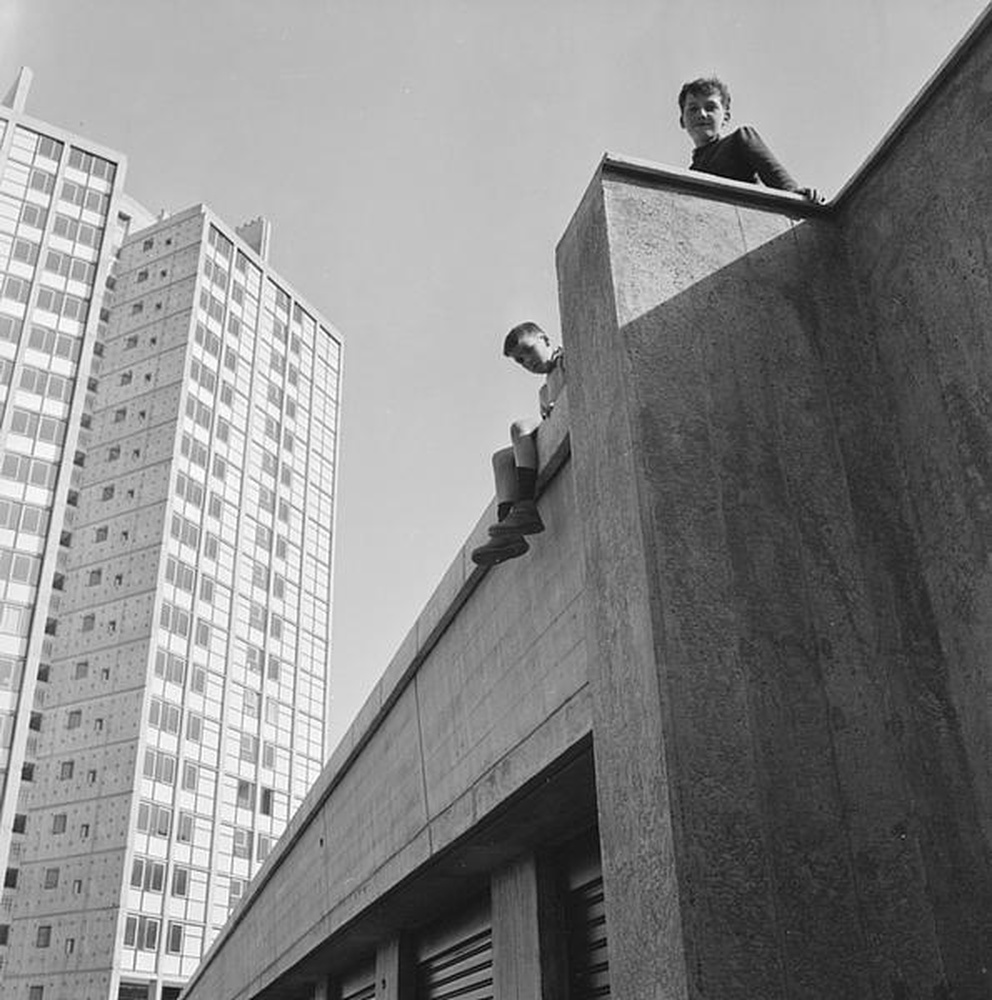 Firminy-vert : la tour Sive (André Sive), jeunes garçons sur les toits des garages