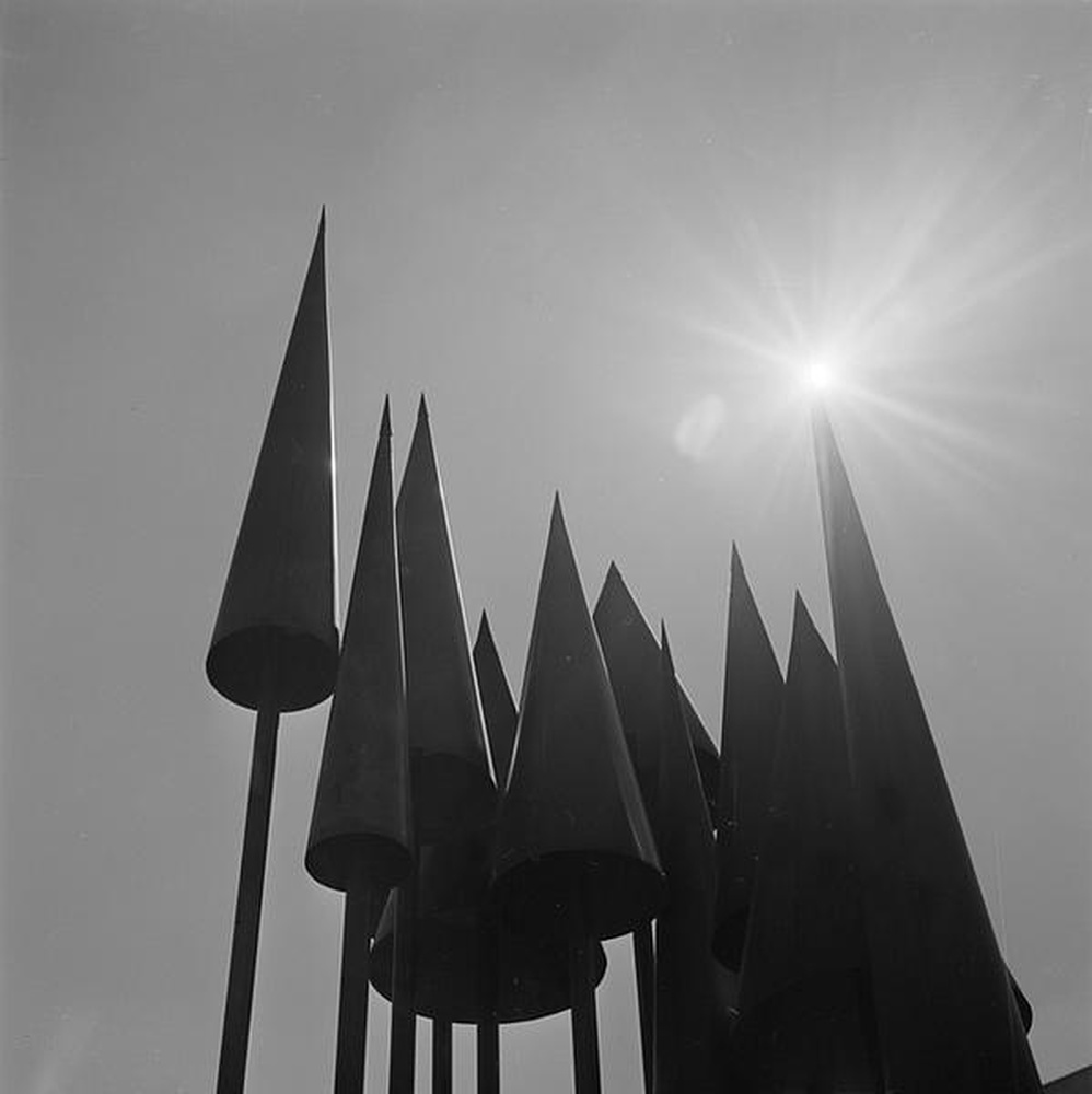 Firminy-Vert : école maternelle des Noyers (Marcel Roux), détail de la sculpture d'Alicia Penalba