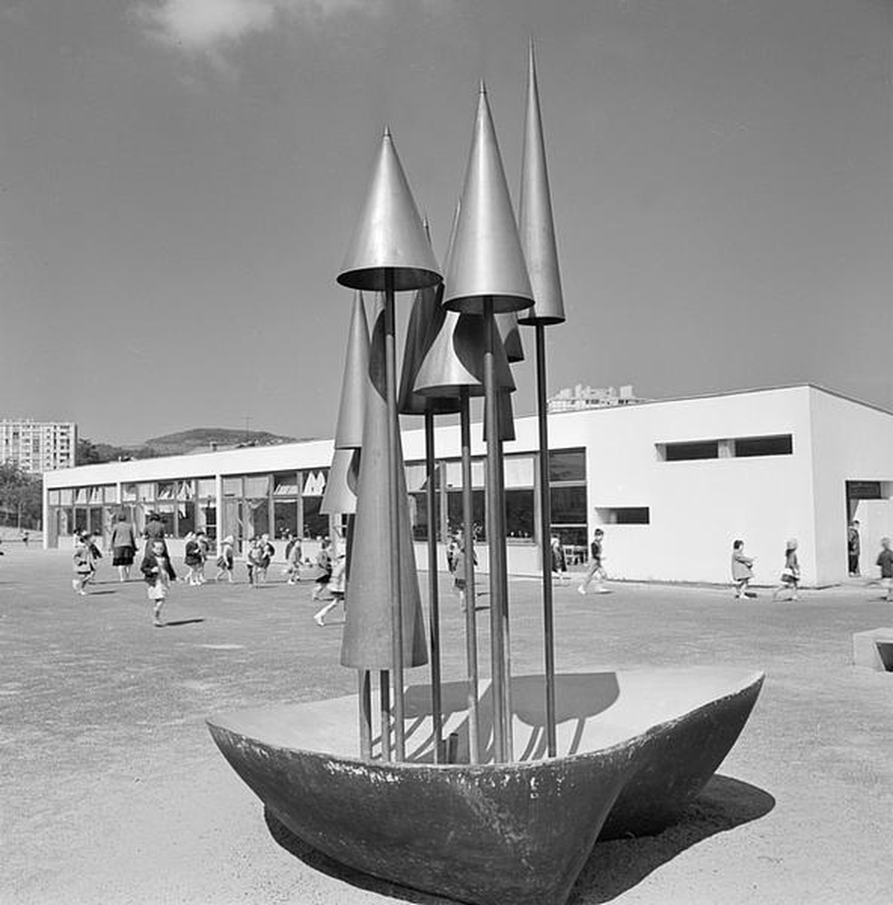 Firminy-Vert : école maternelle des Noyers (Marcel Roux), vue globale de l'école et de la sculpture d'Alicia Penalba