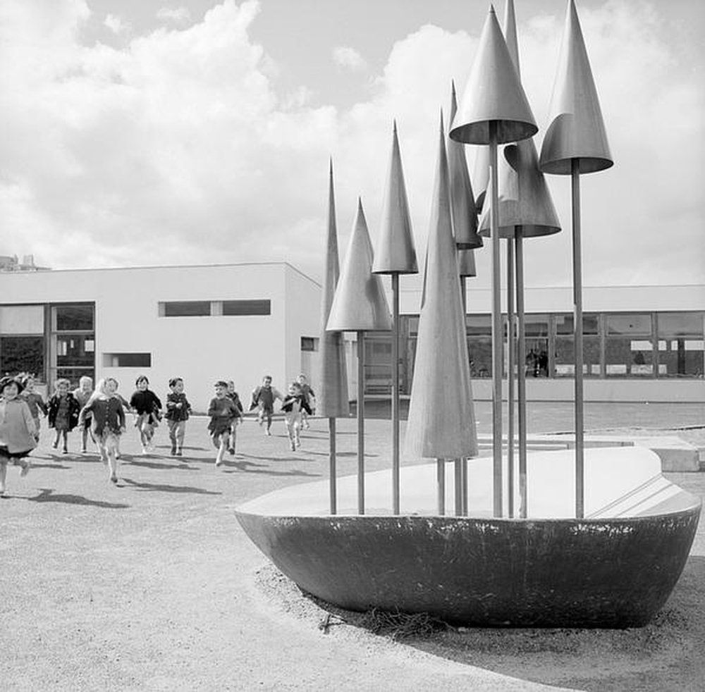 Firminy-vert : école maternelle des Noyers (Marcel Roux), enfants courant vers la sculpture d'Alicia Penalba