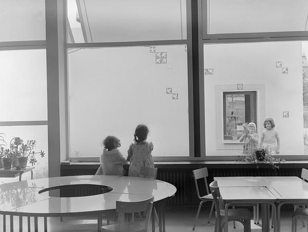 Firminy : école maternelle du Parc, deux fillettes dans une classe