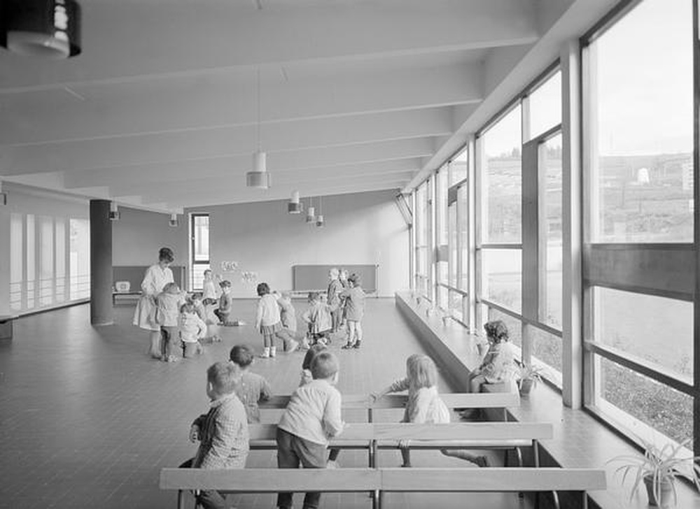 Firminy-vert : école primaire du stade (Marcel Roux), cours de danse pour enfants dans la grande salle