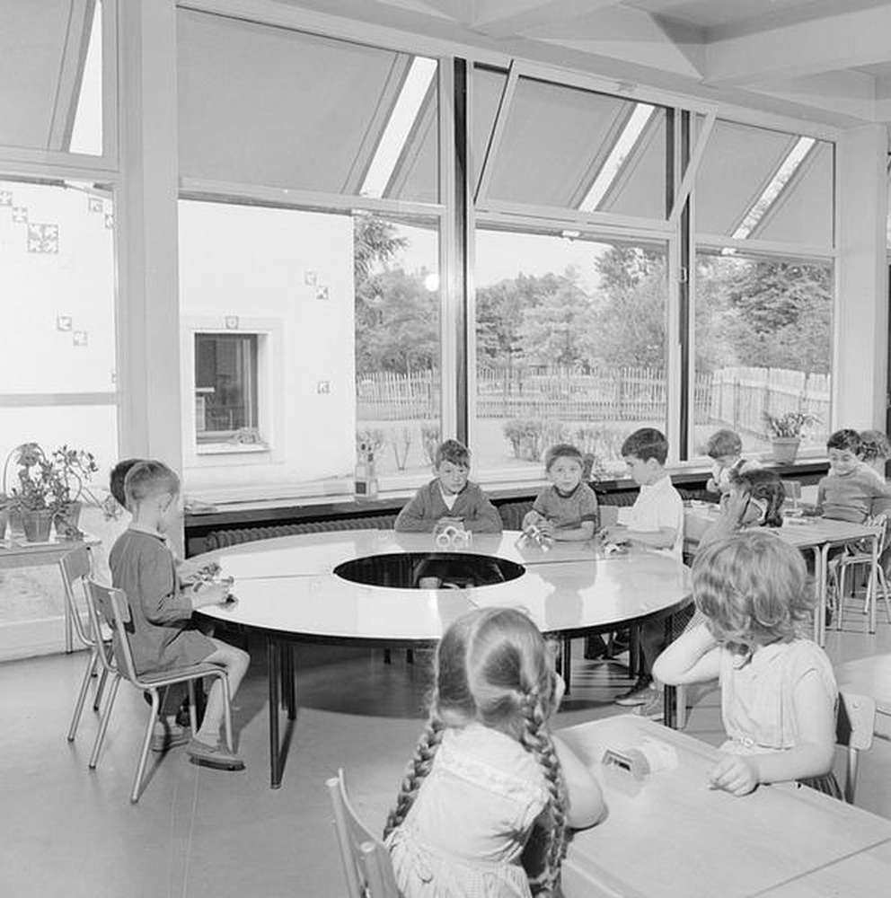 Firminy : école maternelle du Parc, jeunes enfants assis dans une salle de classe