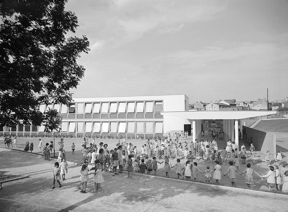 Firminy : école primaire pour filles la Tardive, jeunes filles jouant dans la cour de récréation et vers le préau