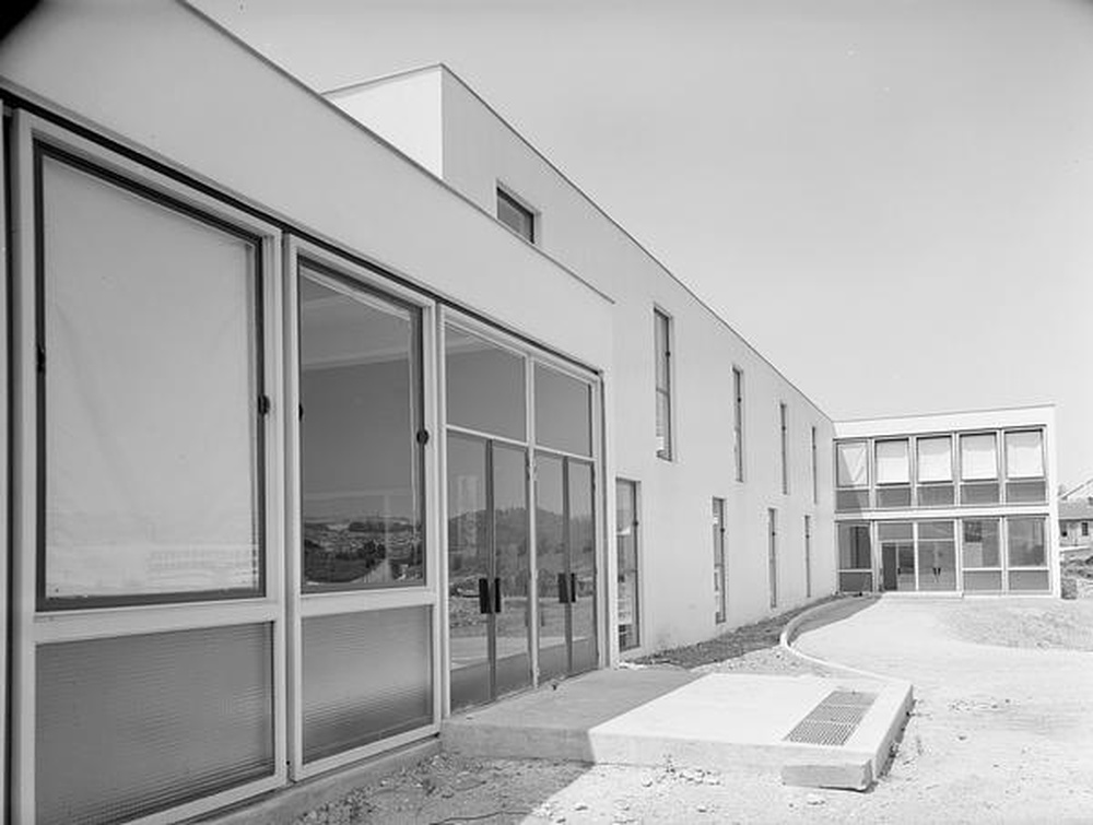 Firminy : école primaire pour filles la Tardive,  jardins, cours de récréation et bâtiments, façade côté rue