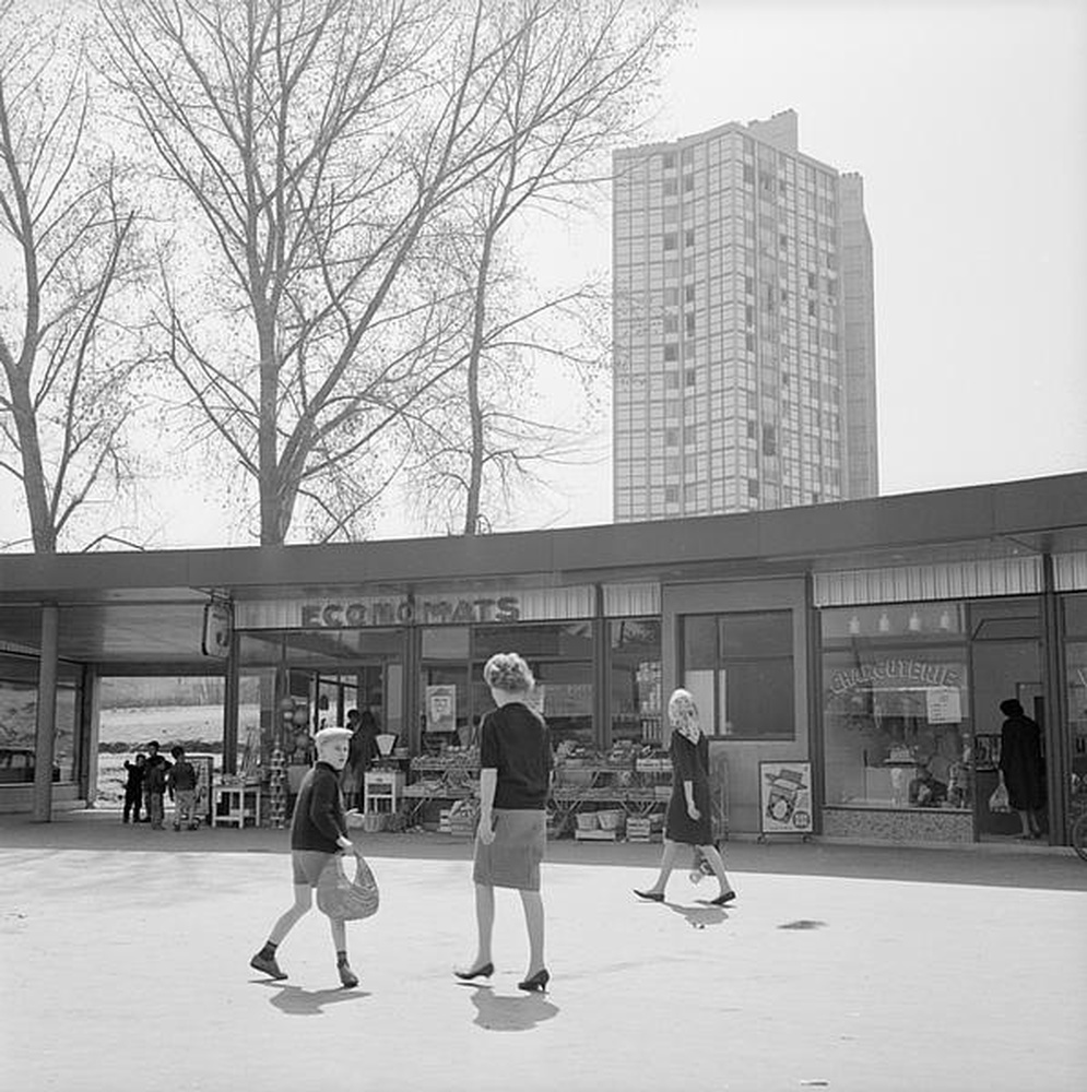 Firminy-vert : espace commercial "Rond du Mail", vue intérieure sur l'une des deux entrée, celle de la tour Sive (André Sive)