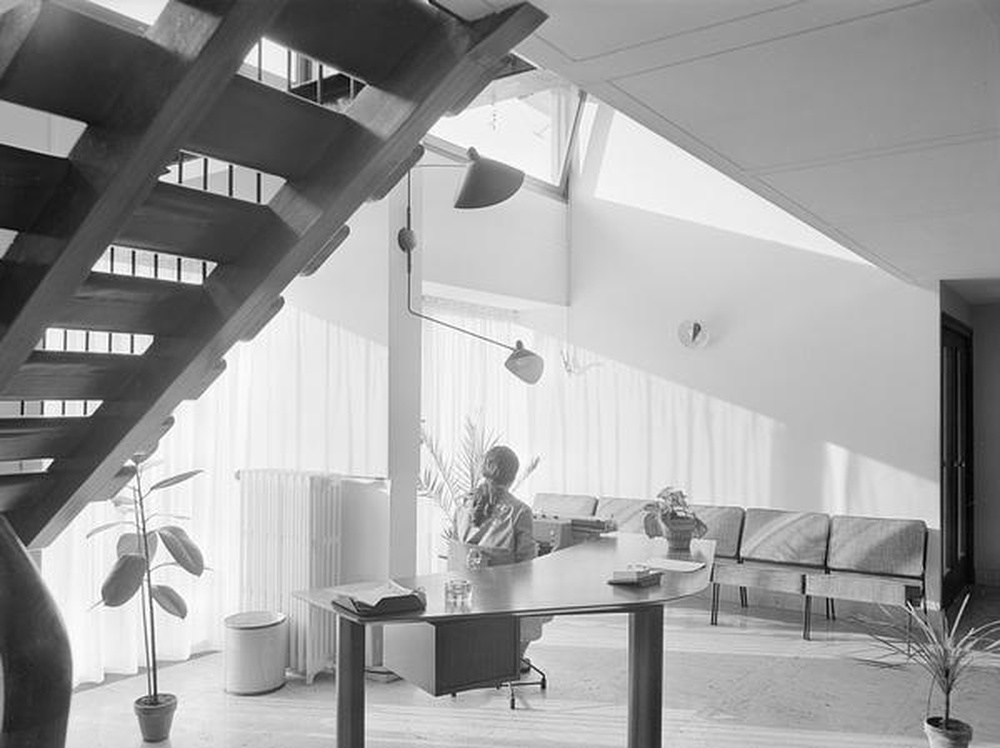 Firminy : place du centre, office public HLM, hall avec l'escalier de Jean Prouvé