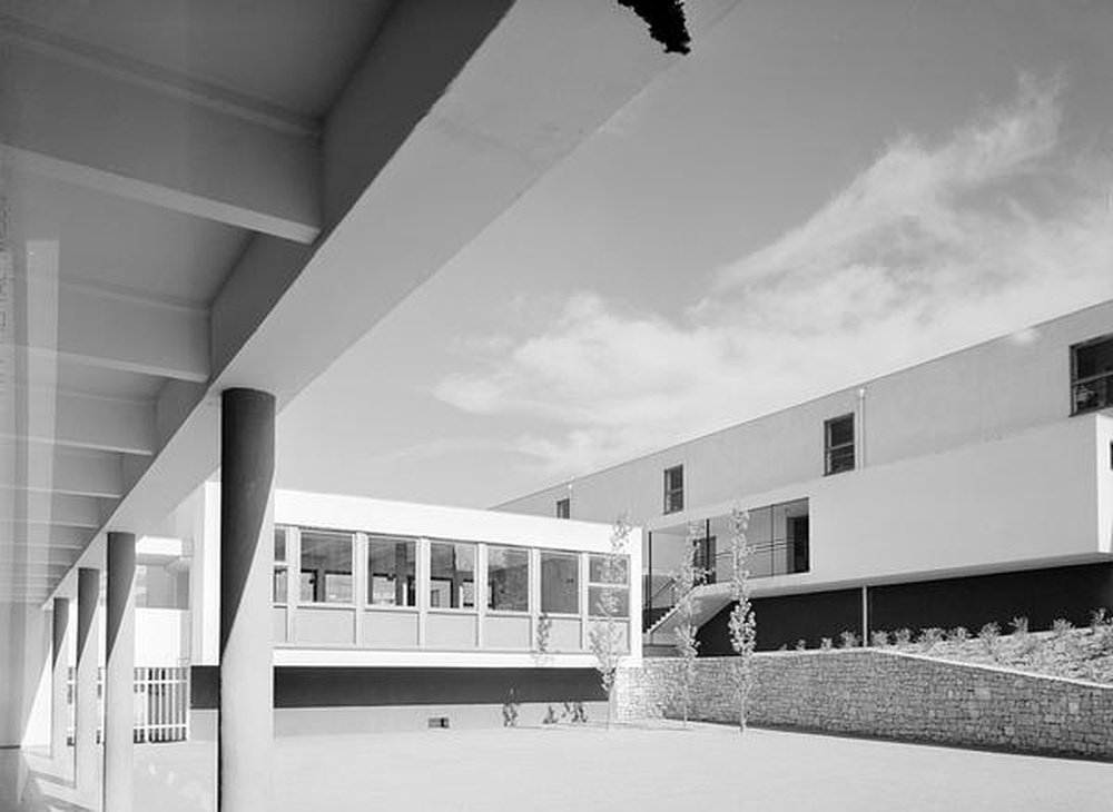 Firminy-vert : école primaire des Noyers (Marcel Roux, André Sive), vue partielle de la cour de récréation et du bâtiment de la cantine