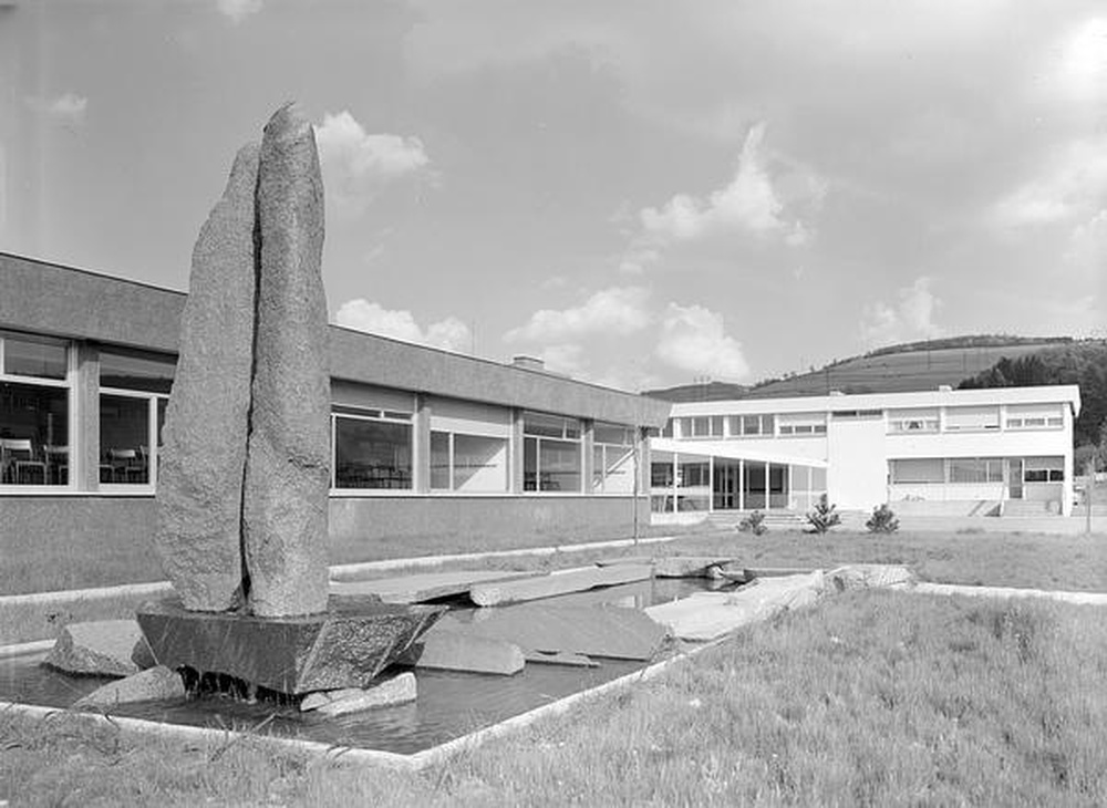 Saint-Etienne : Métare, collège universitaire,vue du jardin et fontaine intérieurs (Alfred Ferraz, Lucien Seignol)