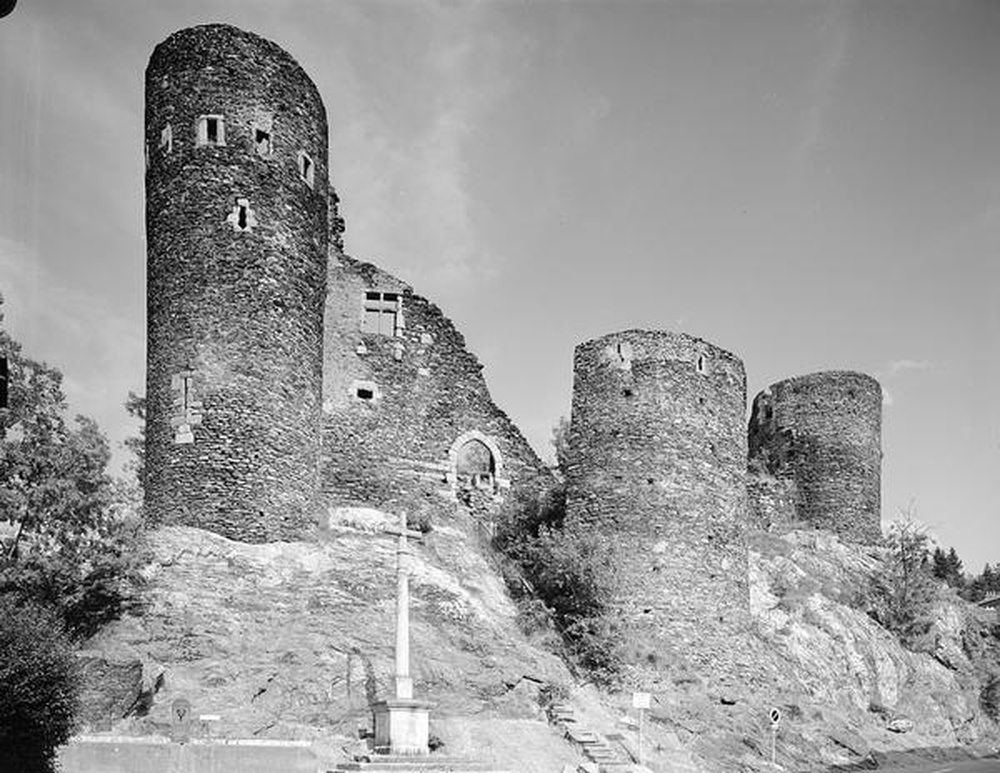 Rochetaillée : vue des ruines du château