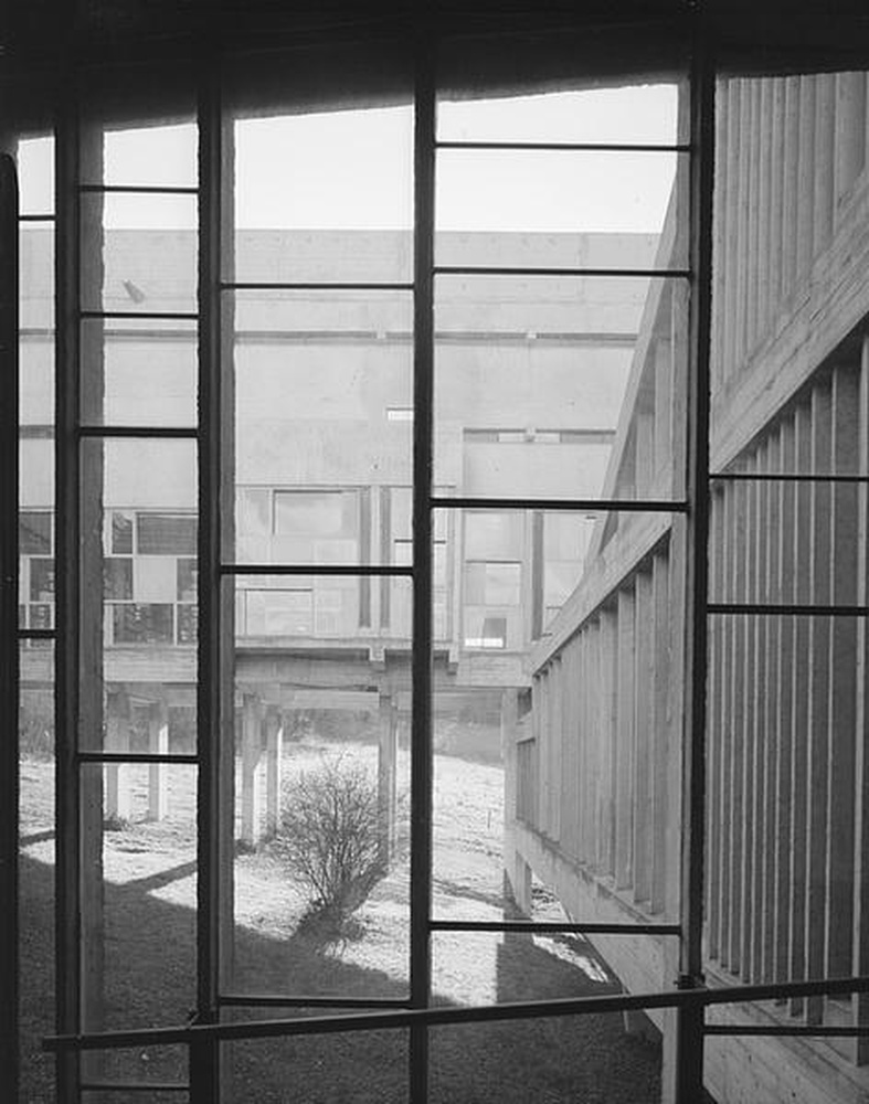 Eveux : église Le Corbusier du couvent Sainte Marie la Tourette (1959), passerelle vue de l'intérieur