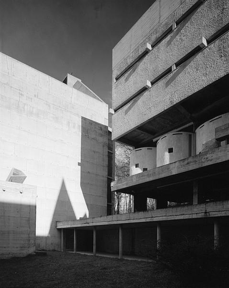 Eveux : église Le Corbusier du couvent Sainte Marie la Tourette (1959), façades