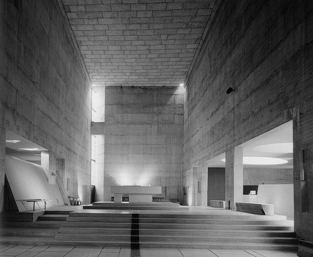 Eveux : église Le Corbusier du couvent Sainte Marie la Tourette (1959), vue de l'espace intérieur, autel du Saint Sacrement