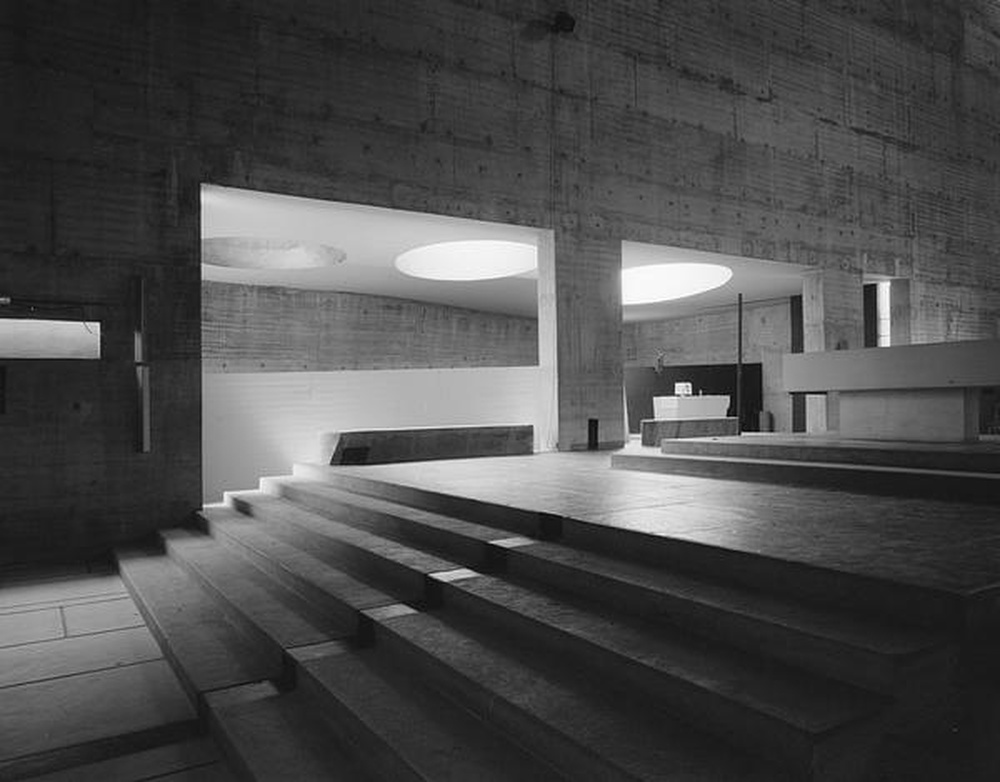 Eveux : église Le Corbusier du couvent Sainte Marie la Tourette, détail de l'intérieur, autel du Saint Sacrement