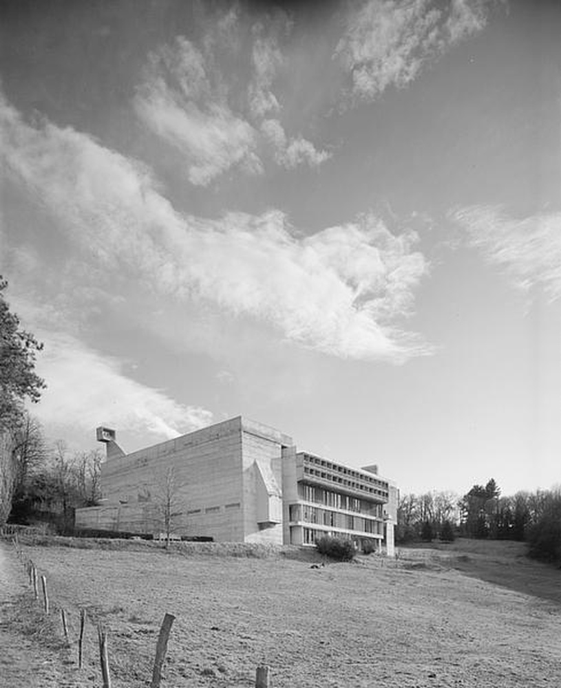 Eveux : église Le Corbusier du couvent Sainte Marie la Tourette, vue d'ensemble