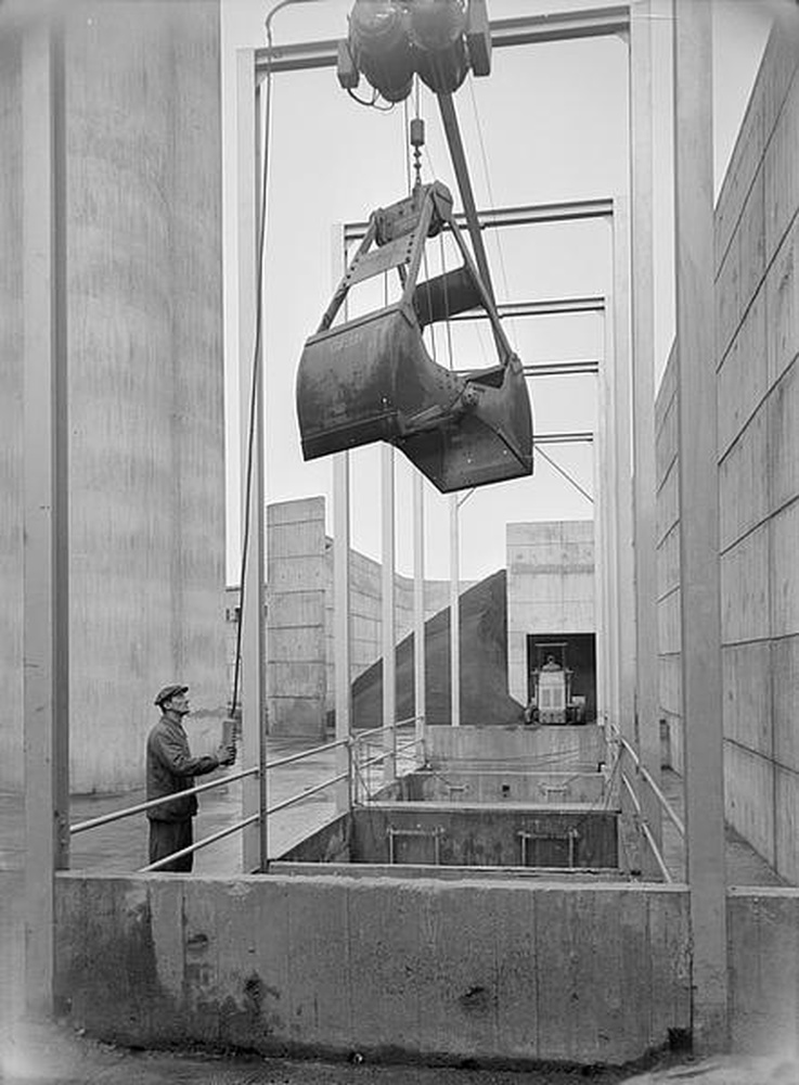 Firminy : chaufferie urbaine (Jean Kling), vue extérieure, deux ouvriers au travail