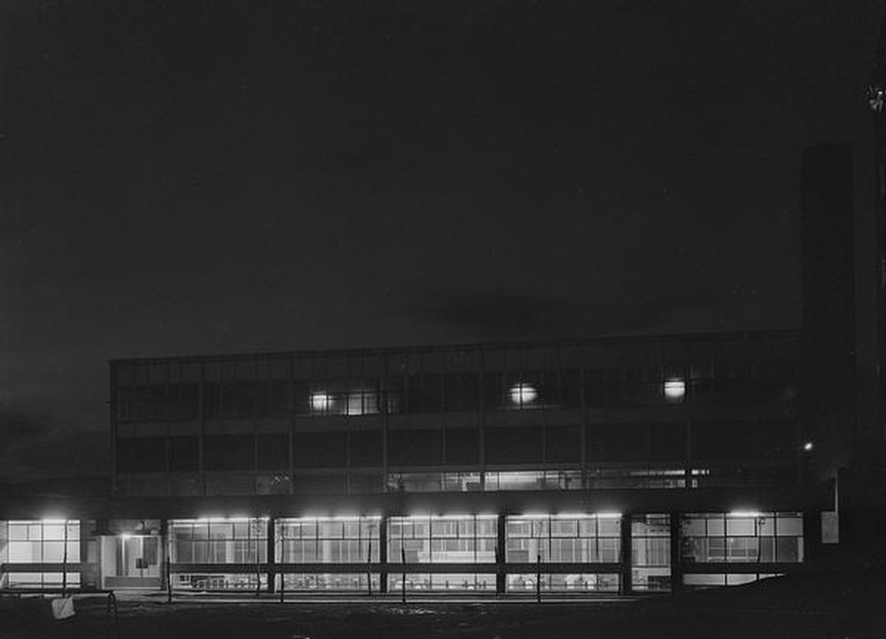 Firminy : chaufferie urbaine (Jean Kling), vue nocturne de l'extérieur des bâtiments