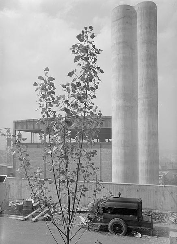 Firminy : chaufferie urbaine (Jean Kling), vue d'une partie du bâtiment et des deux cheminées