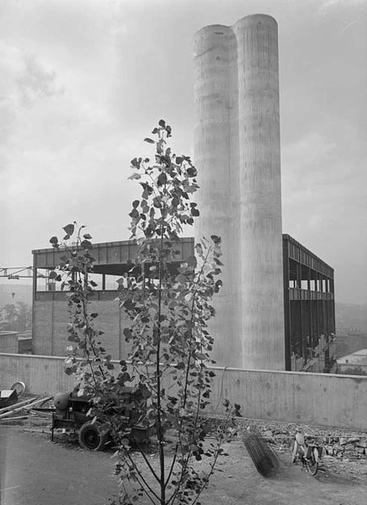 Firminy : chaufferie urbaine (Jean Kling), vue d'une partie du bâtiment et des deux cheminées