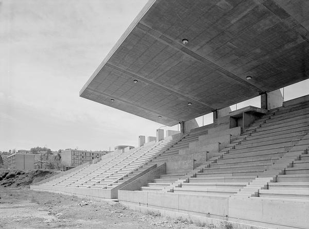 Firminy-vert : stade Le Corbusier, vue partielle des gradins, chantier