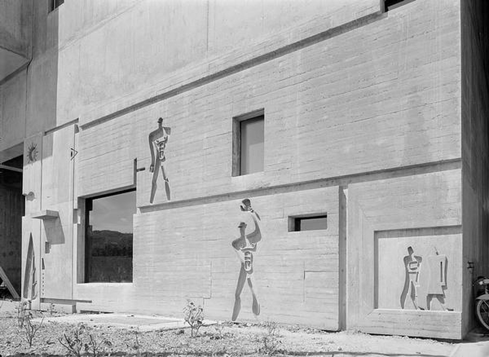 Firminy-vert : unité d'habitation Le Corbusier, bas-relief sur la façade Est du hall d'accueil