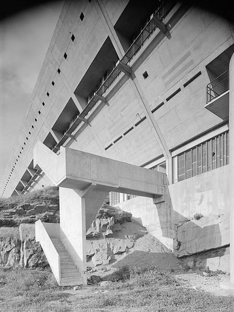 Firminy-vert : maison de la culture Le Corbusier, façade ouest, escalier et passerelle