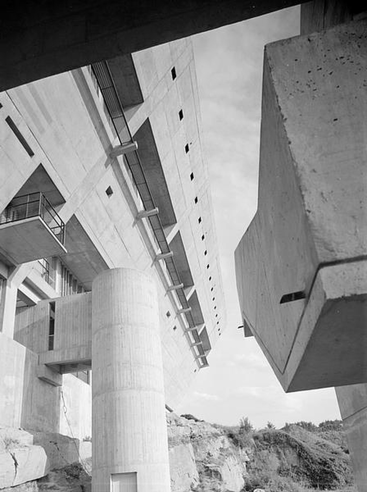 Firminy-vert : maison de la culture Le Corbusier, façade ouest, les deux escaliers, vue partielle