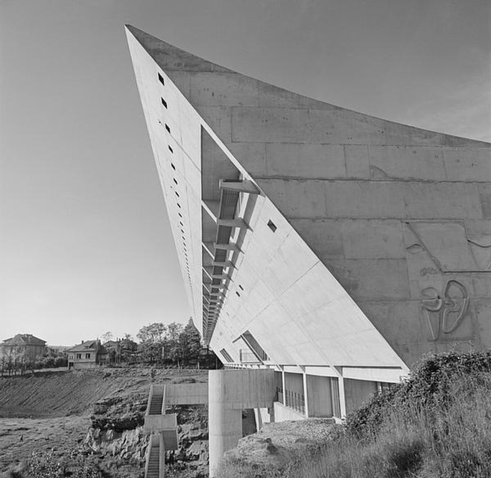 Firminy-vert : maison de la culture Le Corbusier, façade ouest, les deux escaliers et vue partielle de la fresque du pignon sud