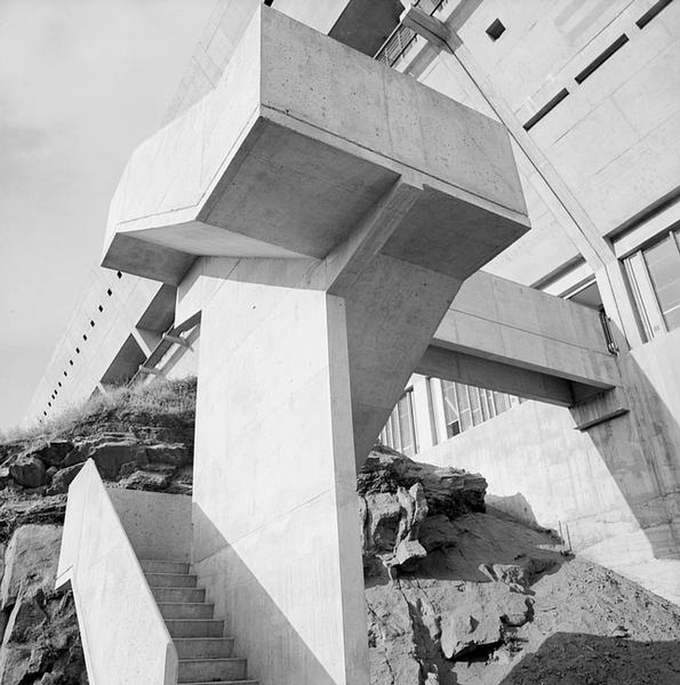 Firminy-vert : maison de la culture Le Corbusier, façade ouest, escalier et passerelle