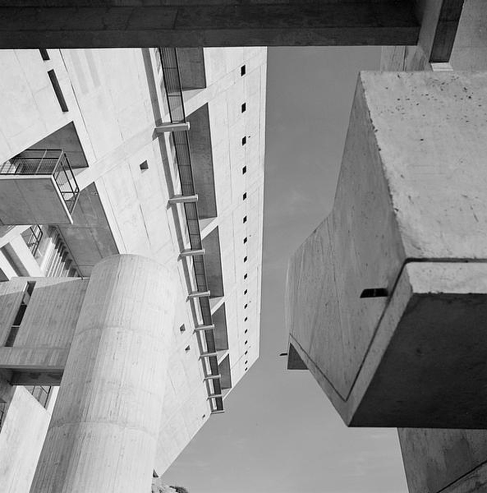 Firminy-vert : maison de la culture Le Corbusier, façade ouest, les deux escaliers, vue partielle