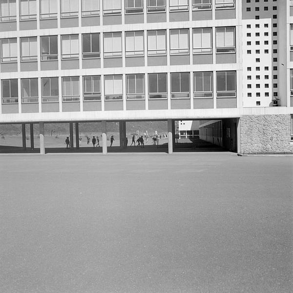 Firminy : collège, préau et détail de façade (Alfred Ferraz,Lucien Seignol)