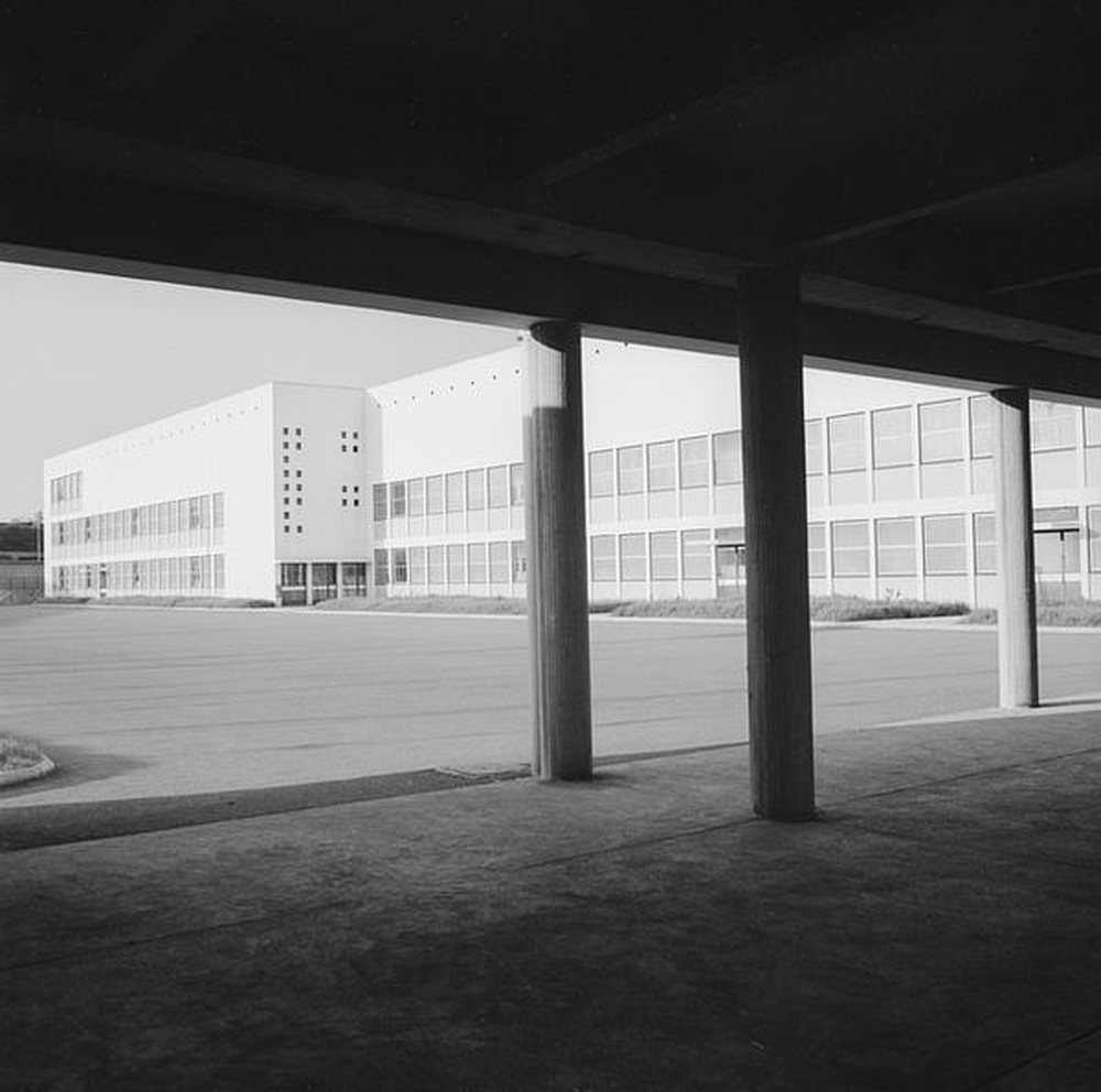 Firminy : collège, vue du préau et bâtiment (Alfred Ferraz,Lucien Seignol)